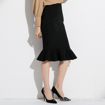 Офисная женская юбка средней длины с завышенной талией и фиштейлом